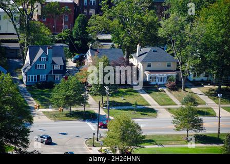 Blick aus der Vogelperspektive auf die Lake Avenue in der Gold Coast Lane in Lakewood, Ohio Stockfoto