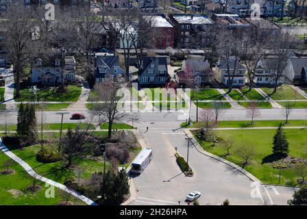 Blick aus der Vogelperspektive auf die Lake Avenue in der Gold Coast Lane in Lakewood, Ohio Stockfoto