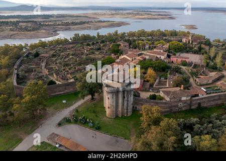 Luftaufnahme von Granadilla neben dem Gabriel y Galan Stausee in der Provinz Caceres, Spanien Stockfoto