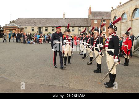 Der Oberleutnant der Grafschaft Down Gawn Rowan Hamilton inspiziert vor einer Zeremonie im Hillsborough Castle eine Ehrenwache der Hillsborough Fort Guard, um das Dorf offiziell in Royal Hillsborough umzubenennen. Bilddatum: Mittwoch, 20. Oktober 2021. Stockfoto