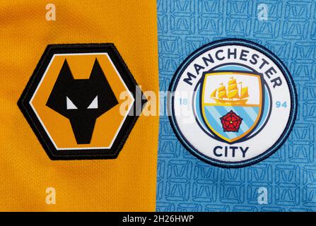 Nahaufnahme des Wolverhampton Wanderers und des man City Club-Wappens. Stockfoto