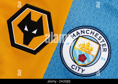 Nahaufnahme des Wolverhampton Wanderers und des man City Club-Wappens. Stockfoto