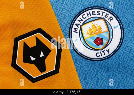 Nahaufnahme des Wolverhampton Wanderers und des man City Club-Wappens. Stockfoto