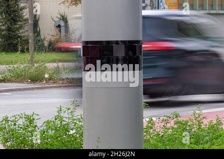 Symbolbild: Nahaufnahme einer Geschwindigkeitsfalle mit vorbeifahrenden Autos, Langzeitbelichtung Stockfoto