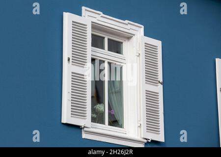 Fenster mit neuem Holz-Klappfenster Stockfoto