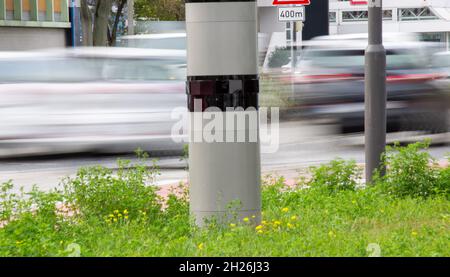 Symbolbild: Nahaufnahme einer Geschwindigkeitsfalle mit vorbeifahrenden Autos, Langzeitbelichtung Stockfoto