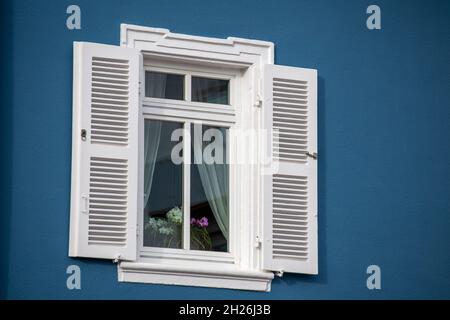 Fenster mit neuem Holz-Klappfenster Stockfoto
