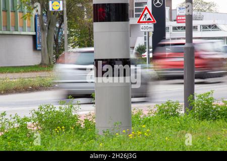 Symbolbild: Nahaufnahme einer Geschwindigkeitsfalle mit vorbeifahrenden Autos, Langzeitbelichtung Stockfoto