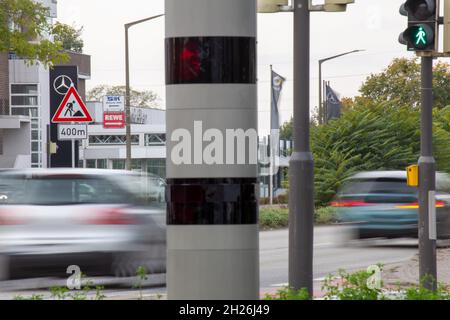 Symbolbild: Nahaufnahme einer Geschwindigkeitsfalle mit vorbeifahrenden Autos, Langzeitbelichtung Stockfoto