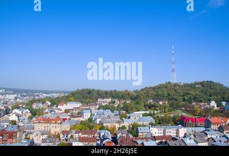 Draufsicht vom Rathaus auf Häuser in Lviv, Ukraine. Lviv aus der Vogelperspektive. Lviv Altstadt von oben. Stockfoto