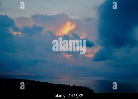 Stürmischer Sonnenuntergang über Lake Erie, Lakewood, Ohio Stockfoto