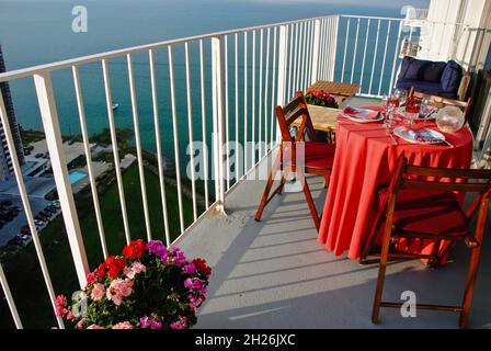 Speisesaal auf dem Balkon mit Blick auf den Eriesee in Lakewood, Ohio Stockfoto