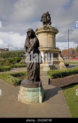 Gower Memorial Bronzestatue der Lady Macbeth mit William Shakespeare im Hintergrund in Bancroft Garden Stratford Stockfoto