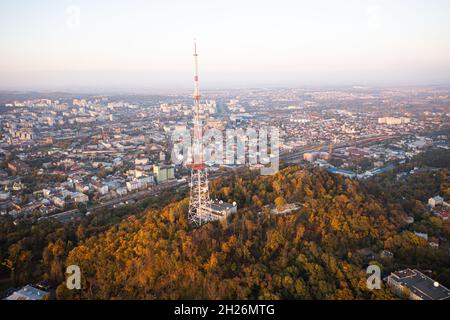 Luftaufnahme auf der Union des Lubliner Hügels im hohen Burgberg in Lviv, Ukraine von Drohne Stockfoto