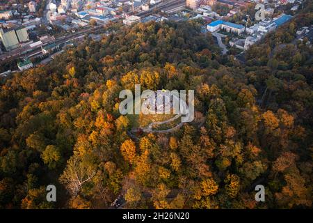 Luftaufnahme auf der Union des Lubliner Hügels im hohen Burgberg in Lviv, Ukraine von Drohne Stockfoto