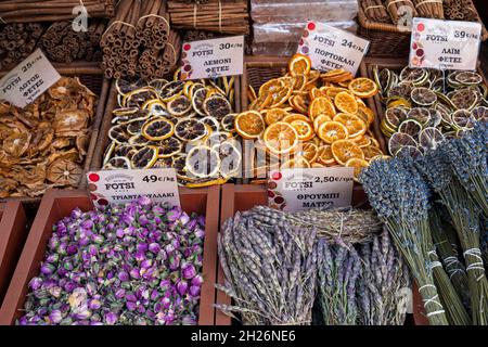 Getrocknete Früchte, Blumen und Gewürze zum Verkauf in der Evripidou Straße in Athen, Griechenland Stockfoto