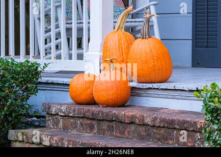 New Orleans, LA, USA - 15. Oktober 2021: Vier Kürbisse auf einer Veranda Stockfoto