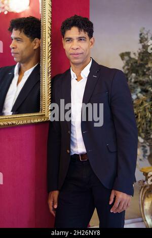 Madrid, Spanien. Oktober 2021. Der kubanische Tänzer Carlos Acosta posiert während der Porträtsitzung am Teatro Real in Madrid. Kredit: SOPA Images Limited/Alamy Live Nachrichten Stockfoto