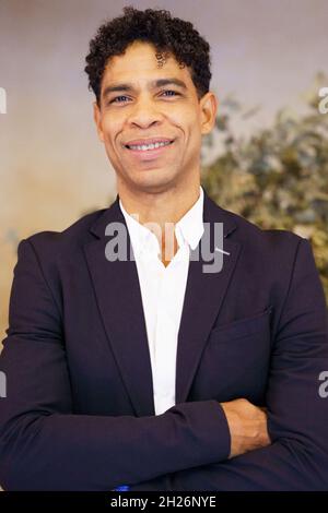 Madrid, Spanien. Oktober 2021. Der kubanische Tänzer Carlos Acosta posiert während der Porträtsitzung am Teatro Real in Madrid. Kredit: SOPA Images Limited/Alamy Live Nachrichten Stockfoto