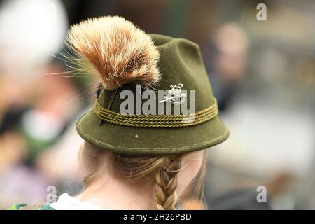 Ein typischer Hut mit Gamsbart im Salzkammergut (Oberösterreich, Österreich) - Ein typischer Hut mit einem Gämsenbart (ein Bundle mit Gämsenhaar) im Stockfoto