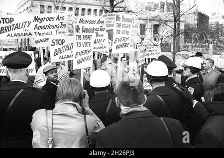 Afroamerikanische Demonstranten vor dem Weißen Haus, mit Schildern "Wir fordern das Recht, überall zu wählen" und Schilder, die gegen die Brutalität der Polizei gegen Bürgerrechtdemonstranten in Selma, Alabama, Washington, D.C., USA, protestieren, Warren K. Leffler, US News & World Report Magazine Collection, 12. März 1965 Stockfoto