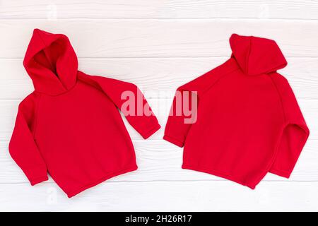 Rotes Kinder Sweatshirt leerer Hoodie in Vorder- und Rückansicht. Stockfoto