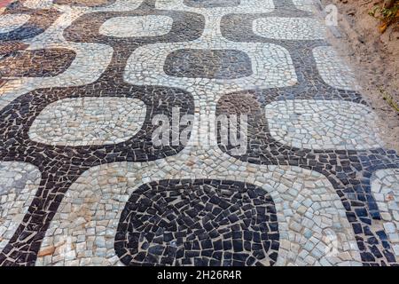 Schwarz-weißes Muster des berühmten Bürgersteiges in Ipanema (entworfen von Oscar Niemeyer), Rio de Janeiro, Brasilien, Südamerika Stockfoto