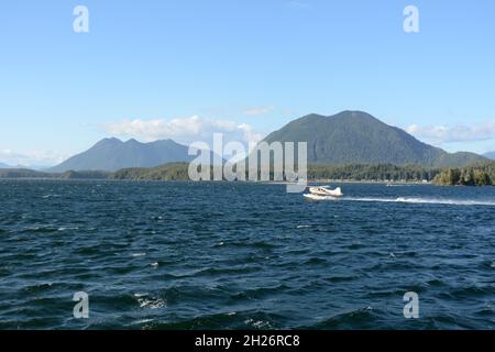 Ein Wasserflugzeug aus dem Nuu-chah-Nulth First Nation Dorf von Opitsaht, im Clayoquot Sound, in der Nähe von Tofino, Vancouver Island, British Columbia, Kanada. Stockfoto