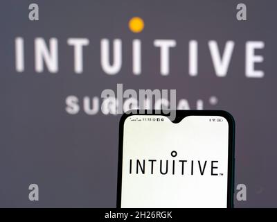 Ukraine. Oktober 2021. Auf diesem Foto Illustration intuitive Surgical, Inc. Logo auf einem Smartphone und im Hintergrund zu sehen. (Foto von Igor Goiovniov/SOPA Images/Sipa USA) Quelle: SIPA USA/Alamy Live News Stockfoto