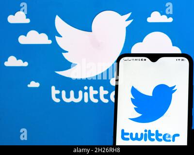 Ukraine. Oktober 2021. In dieser Fotobilder Twitter, Inc. Logo auf einem Smartphone und im Hintergrund zu sehen. (Foto von Igor Goiovniov/SOPA Images/Sipa USA) Quelle: SIPA USA/Alamy Live News Stockfoto