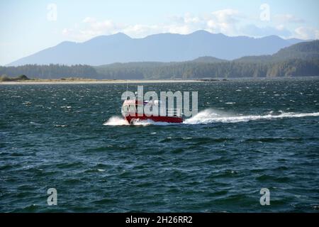 Ein Wassertaxi aus dem Nuu-chah-Nulth First Nation Dorf von Opitsaht, im Clayoquot Sound, in der Nähe von Tofino, Vancouver Island, British Columbia, Kanada. Stockfoto