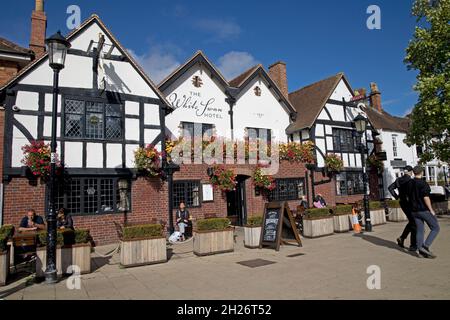 Das White Swan in Rother Street ist ein denkmalgeschütztes 2 Gebäude aus dem Jahr 1450, das es zu einem der ältesten Pubs in StratfordS macht. Stockfoto