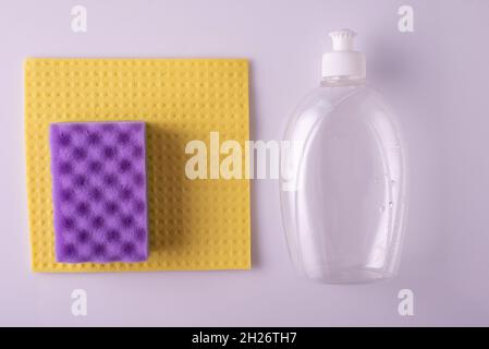 Reinigungsmittel Schwamm, Lumpen, Plastikflasche auf weißem Hintergrund. Blick von oben. Stockfoto