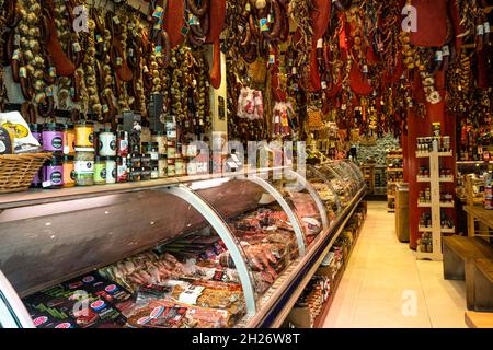 Fleisch- und Sauagegeschäft in der Evripidou Street mit hängendem Fleisch, Knoblauch und Gewürzen von oben Stockfoto