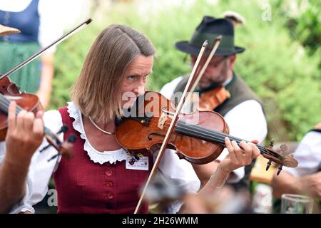 Geigentag in Bad Goisern, Treffen von Geigenspielern und anderen Volksmusikern, Österreich, Europa - Violintag in Bad Goisern, Treffen der Geigenspieler Stockfoto