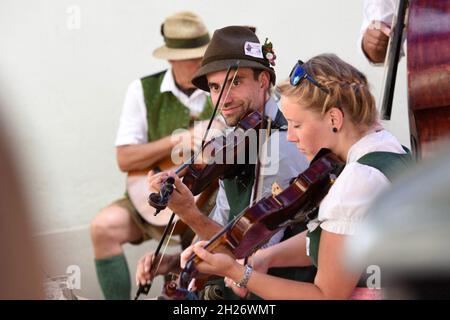 Geigentag in Bad Goisern, Treffen von Geigenspielern und anderen Volksmusikern, Österreich, Europa - Violintag in Bad Goisern, Treffen der Geigenspieler Stockfoto