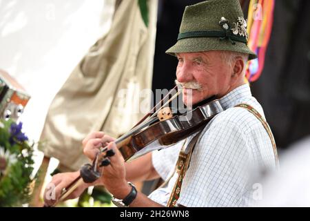 Geigentag in Bad Goisern, Treffen von Geigenspielern und anderen Volksmusikern, Österreich, Europa - Violintag in Bad Goisern, Treffen der Geigenspieler Stockfoto