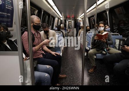 Passagiere fahren am 20. Oktober 2021 in einem ungewöhnlich überfüllten Zug inmitten einer Pandemie in der Washington U-Bahn. Fahrer sollten sich darauf vorbereiten, auf den meisten Metrolinien nach einem Unfall mit einem entgleisten Zug bis zu 40 Minuten zu warten. Foto von Yuri Gripas/ABACAPRESS.COM Stockfoto