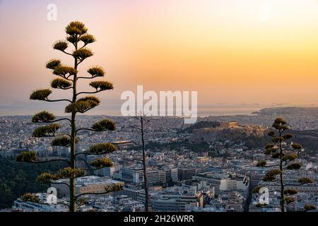 Blick auf Athen, den Saronischen Golf und die Akropolis bei Sonnenuntergang vom Lycabettus-Hügel aus Stockfoto