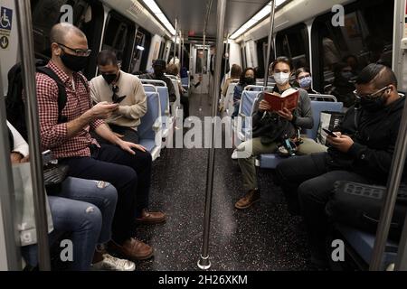 Passagiere fahren am 20. Oktober 2021 in einem ungewöhnlich überfüllten Zug inmitten einer Pandemie in der Washington U-Bahn. Fahrer sollten sich darauf vorbereiten, auf den meisten Metrolinien nach einem Unfall mit einem entgleisten Zug bis zu 40 Minuten zu warten. Foto von Yuri Gripas/ABACAPRESS.COM Stockfoto