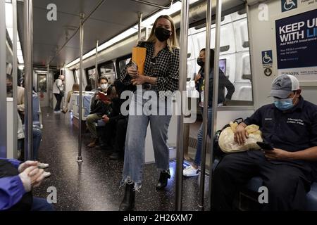 Passagiere fahren am 20. Oktober 2021 in einem ungewöhnlich überfüllten Zug inmitten einer Pandemie in der Washington U-Bahn. Fahrer sollten sich darauf vorbereiten, auf den meisten Metrolinien nach einem Unfall mit einem entgleisten Zug bis zu 40 Minuten zu warten. Foto von Yuri Gripas/ABACAPRESS.COM Stockfoto