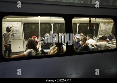 Passagiere fahren am 20. Oktober 2021 in einem ungewöhnlich überfüllten Zug inmitten einer Pandemie in der Washington U-Bahn. Fahrer sollten sich darauf vorbereiten, auf den meisten Metrolinien nach einem Unfall mit einem entgleisten Zug bis zu 40 Minuten zu warten. Foto von Yuri Gripas/ABACAPRESS.COM Stockfoto