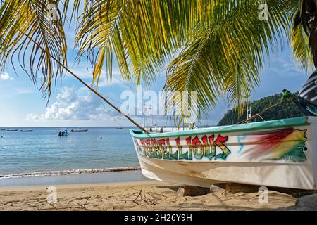 Fischerboot am Strand von Charlotteville entlang der man-o-war Bay an der nordöstlichen Spitze der Insel Tobago, Trinidad und Tobago in der Karibik Stockfoto