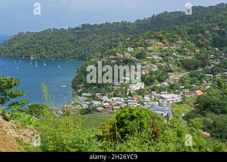 Blick über Charlotteville auf die man O war Bay auf der Insel Tobago, Trinidad & Tobago in der Karibik. Stockfoto