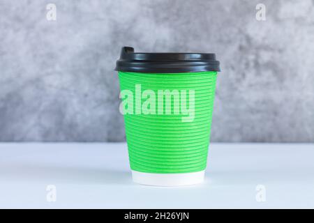 Leere, grüne Kaffeetasse zum Mitnehmen mit Verschlusskappe in Nahaufnahme Stockfoto