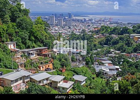 Luftaufnahme über Vororte und Hafen von Spanien, Hauptstadt von Trinidad und Tobago in der Karibik Stockfoto