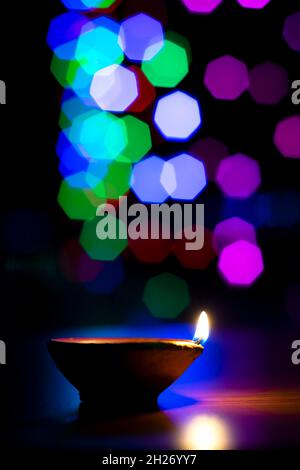 Diya erhellte während des diwali-Festivals der hinduistischen Religion in Indien. Farbenfroher heller Bokeh-Hintergrund. Selektiver Fokus verwendet. Stockfoto