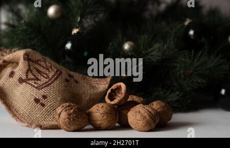 Walnüsse in Schale und Weihnachtsdekoration mit Kopierraum. Stockfoto