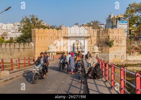UDAIPUR, INDIEN - 12. FEBRUAR 2017: Tor an der Chandpole-Brücke in Udaipur, Rajasthan, Indien Stockfoto