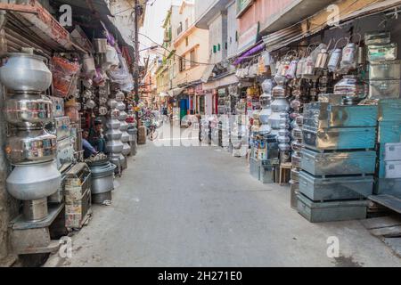 UDAIPUR, INDIEN - 14. FEBRUAR 2017: Straße mit Geschäften in Udaipur, Rajasthan Staat, Indien Stockfoto